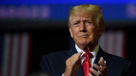 Trump lamenta que la acusación sea un “sicariato político” mientras hace campaña con el asesor acusado